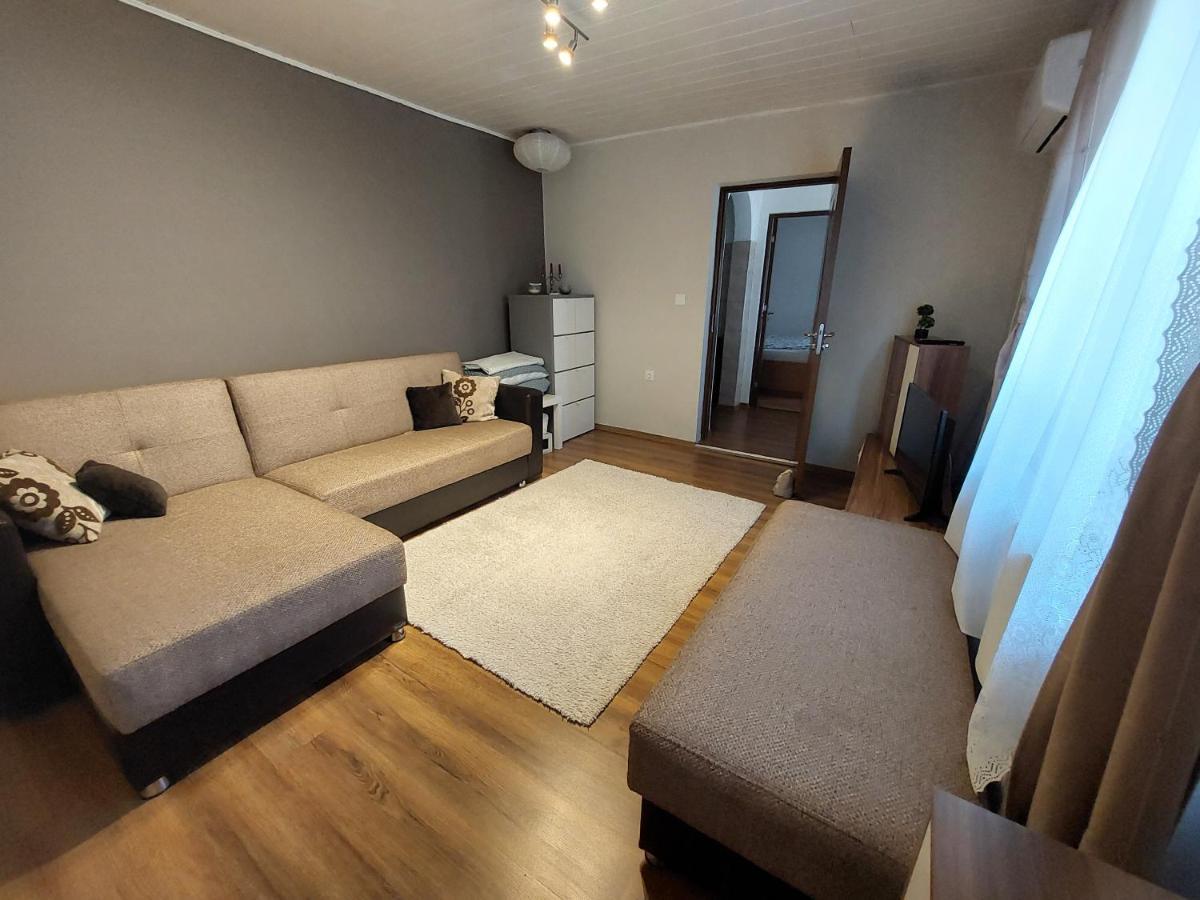 Cozy, Quiet & Family Friendly In Arad Apartment Exterior photo